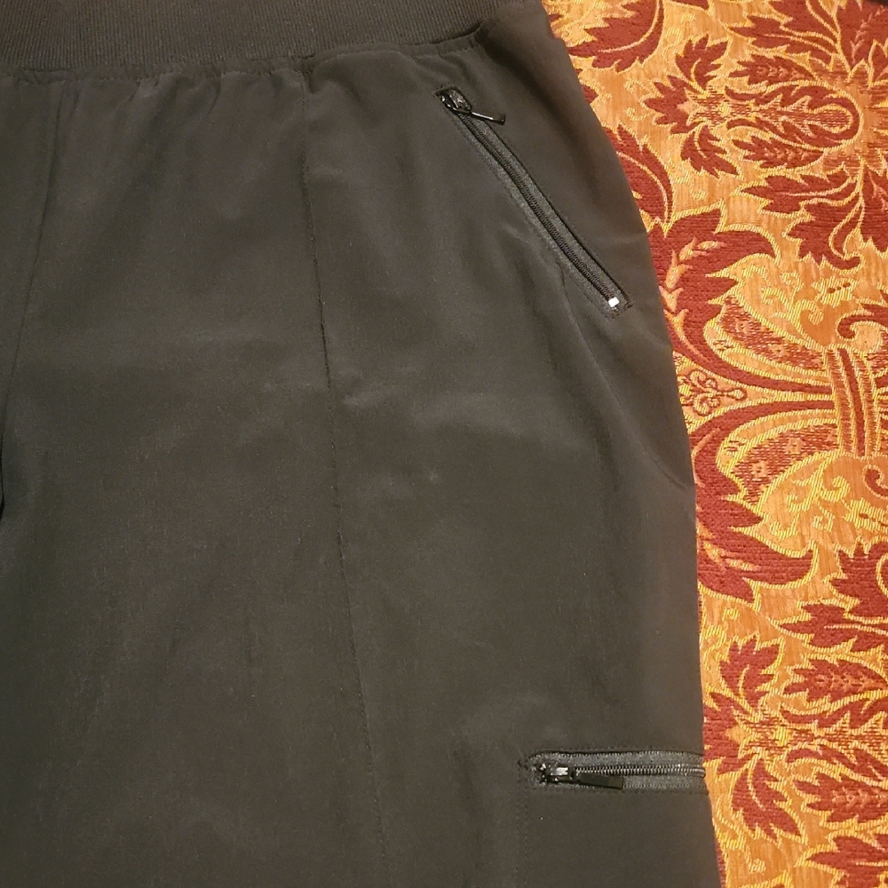 Chico's Zenergy Black Capri Lightweight Pants, Chico's Size 2 (12), Like New - Picture 6 of 12